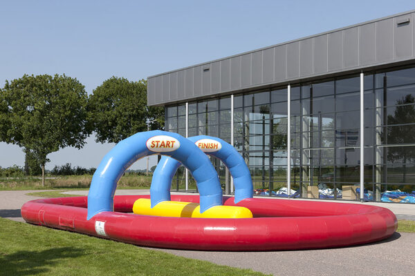 Aufblasbare Quadbahn in bunten Farben für Kids und Erwachsene bestellen