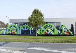 Kaufen sie einen 30 meter langen mega-hindernisparcours in den farben schwarz und grün für jung und alt. Bestellen sie aufblasbare parcours jetzt online bei JB-Hüpfburgen Deutschland