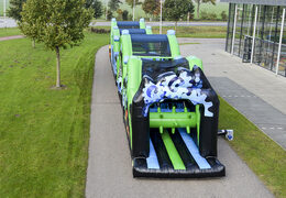 Holen sie sich jetzt Ihren 30-meter-parcours in schwarz-grün online. Bestellen sie aufblasbare hindernisparcours bei JB-Hüpfburgen Deutschland