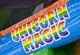 Hüpfburg zum thema einhorn mit rutsche, säulen auf der sprungfläche und markanten 3D-objekten für kinder. Kaufen sie aufblasbare hüpfburgen online bei JB-Hüpfburgen Deutschland