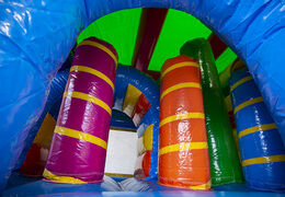 Multiplay einhorn-hüpfburg mit rutsche, säulen auf der sprungfläche und markanten 3D-objekten für kinder. Bestellen sie aufblasbare hüpfburgen online bei JB-Hüpfburgen Deutschland