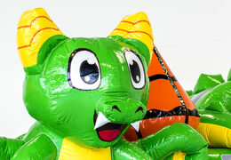 Drache-hüpfburg mit rutsche, lustigen objekten auf der hüpffläche und auffälligen 3D-objekten für kinder. Kaufen sie aufblasbare hüpfburgen online bei JB-Hüpfburgen Deutschland