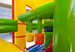 Multiplay-Löwenhüpfburg mit rutsche, säulen auf der sprungfläche und markanten 3D-objekten für kinder. Bestellen sie aufblasbare hüpfburgen online bei JB-Hüpfburgen Deutschland