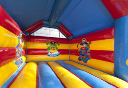 Kaufen sie standard-hüpfburg mit einem 3D-piratenobjekt auf der oberseite für kinder. Bestellen sie hüpfburgen online bei JB-Hüpfburgen Deutschland