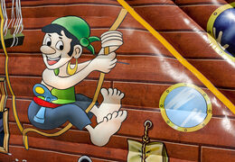 Kaufen sie eine aufblasbare extra breite rutsche im thema piratenwelt mit 3D-hindernissen für kinder. Bestellen sie aufblasbare rutschen jetzt online bei JB-Hüpfburgen Deutschland