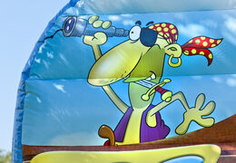 Aufblasbare megarutsche in der themenwelt piraten mit 3D-hindernissen für kinder. Kaufen sie aufblasbare rutschen jetzt online bei JB-Hüpfburgen Deutschland