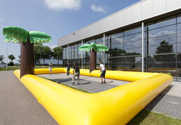 Aufblasbares Beachvolleyball Feld mit Palmen in bunten Farben für Kids und Erwachsene bestellen