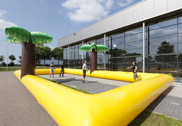 Aufblasbares Beachvolleyball Feld mit Palmen in bunten Farben für Kids und Erwachsene kaufen