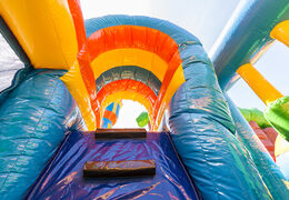 Mittelgroße aufblasbare hüpfburg mit märchenmotiv und rutsche für kinder. Bestellen sie aufblasbare hüpfburgen online bei JB-Hüpfburgen Deutschland