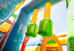 Mittelgroße aufblasbare multiplay-hüpfburg im märchenthema mit rutsche für kinder. Bestellen sie aufblasbare hüpfburgen online bei JB-Hüpfburgen Deutschland