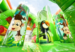 Multiplay-safari-gorilla-hüpfburg mit rutsche, lustigen objekten auf der sprungfläche und auffälligen 3D-objekten für Kinder. Bestellen sie aufblasbare hüpfburgen online bei JB-Hüpfburgen Deutschland