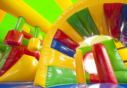 Mittelgroße aufblasbare multiplay-hüpfburg mit rutsche im krokodil-design für kinder. Bestellen sie aufblasbare hüpfburgen online bei JB-Hüpfburgen Deutschland