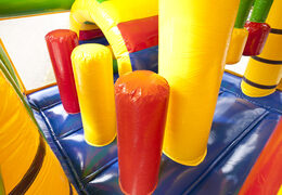 Multiplay-krokodil-hüpfburg mit rutsche, lustigen objekten auf der Sprungfläche und auffälligen 3D-Objekten für kinder. Bestellen sie aufblasbare hüpfburgen online bei JB-Hüpfburgen Deutschland