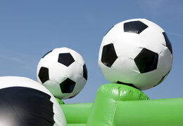 Fußball-hüpfburg mit rutsche, lustigen objekten auf der hüpffläche und markanten 3D-objekten für kinder. Kaufen sie aufblasbare hüpfburgen online bei JB-Hüpfburgen Deutschland