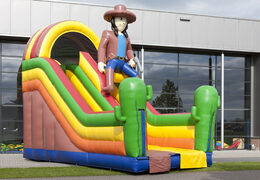 Aufblasbare strandrutsche mit planschbecken, beeindruckendem 3D-objekt, frischen farben und den 3D-hindernissen für kinder. Bestellen sie aufblasbare Rutschen jetzt online bei JB-Hüpfburgen Deutschland