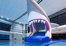 Holen sie sich eine luftdichte aufblasbare poolrutsche mit haimotiv für jung und alt. Kaufen sie aufblasbare poolspiele jetzt online bei JB-Hüpfburgen Deutschland