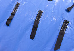 Wasserhindernislauf Parcours mit zwei Kletterwänden, einem Balancierobjekt, einem Pendelturm und einer Rutsche für Groß und Klein. Kaufen sie aufblasbare Schwimmbecken-Hindernisparcours jetzt online bei JB-Hüpfburgen Deutschland