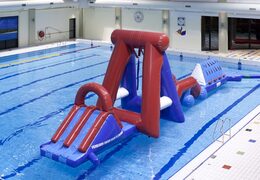 Bestellen sie einen doppelt aufblasbaren Wasserhindernislauf-Pool-Parcours mit zwei Kletterwänden, einem Balancierobjekt, einem Schaukelturm und einer Rutsche für Kinder. Kaufen sie aufblasbare Hindernisparcours jetzt online bei JB-Hüpfburgen Deutschland