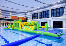 Abenteuerbahn grün/blau 16m aufblasbares schwimmbecken mit herausfordernden hindernisobjekten und rundrutsche für jung und alt. Bestellen sie aufblasbare poolspiele jetzt online bei JB-Hüpfburgen Deutschland