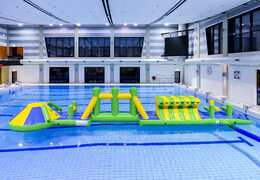 Rutschen-schwimmbad-erlebnisbahn grün/blau 16m mit herausfordernden hindernisobjekten und rundrutsche für jung und alt. Kaufen sie aufblasbare wasserattraktionen jetzt online bei JB-Hüpfburgen Deutschland