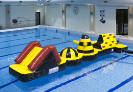 Aufblasbarer abenteuerlauf-pool mit herausfordernden hindernisobjekten für jung und alt. Bestellen sie aufblasbare poolspiele jetzt online bei JB-Hüpfburgen Deutschland