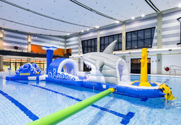 Shark run aufblasbarer 13 meter langer hindernisparcours in einzigartigem design mit lustigen 3D-objekten und nicht weniger als 2 rutschen für jung und alt. Bestellen sie aufblasbare schwimmbecken-hindernisparcours jetzt online bei JB-Hüpfburgen Deutschland