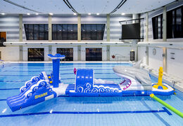 Bestellen sie einen 13 meter langen aufblasbaren sharkrun-schwimmbadparcours in einem einzigartigen design mit lustigen 3D-objekten und nicht weniger als 2 rutschen für kinder. Kaufen sie aufblasbare hindernisparcours jetzt online bei JB-Hüpfburgen Deutschland