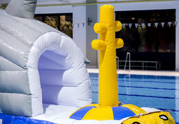 Sturmbahn-haibahn 13 meter in einzigartigem design mit lustigen 3D-objekten und nicht weniger als 2 rutschen für jung und alt. Kaufen sie aufblasbare schwimmbecken-hindernisparcours jetzt online bei JB-Hüpfburgen Deutschland