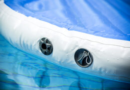 Kaufen sie ein einzigartiges aufblasbares multifunktionales spritzplateau für jung und alt. Bestellen sie aufblasbare poolspiele jetzt online bei JB-Hüpfburgen Deutschland