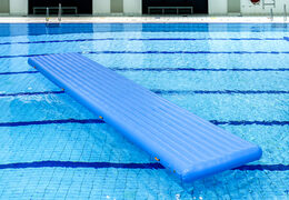 Kaufen sie eine schöne luftdichte wassermatte von 10 metern länge für jung und alt. Bestellen sie aufblasbare hindernisparcours jetzt online bei JB-Hüpfburgen Deutschland