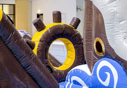 Spektakuläre piraten-spielinsel mit weinrebe, kletterturm, rundrutsche und hindernissen für groß und klein. Kaufen sie aufblasbare poolspiele jetzt online bei JB-Hüpfburgen Deutschland