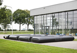 Panna-fußballplätze, die in drei kleinere felder unterteilt sind, ideal für kleinere und größere sportliche aktivitäten. Kaufen sie aufblasbare panna-fußballfelder jetzt online bei JB-Hüpfburgen Deutschland