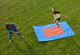 Bestellen sie den blau-roten fliegenden teppich für groß und klein. Kaufen sie aufblasbare artikel online bei JB-Hüpfburgen Deutschland