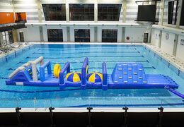 Spektakulärer aufblasbarer obstacle run marine XL-parcours mit doppelter kletterwand und doppelter rutsche für kinder. Bestellen sie aufblasbare wasserattraktionen jetzt online bei JB-Hüpfburgen Deutschland