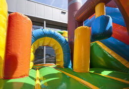 Bestellen sie einen kleinen aufblasbaren multiplay-hüpfburg für den innenbereich in einem piratenboot-design für kinder. Kaufen sie aufblasbare hüpfburgen online bei JB-Hüpfburgen Deutschland