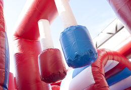 Hüpfburg im feuerwehr-design mit rutsche und lustigen objekten auf der sprungfläche für kinder. Kaufen sie aufblasbare hüpfburgen online bei JB-Hüpfburgen Deutschland