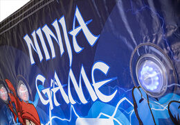 Aufblasbares IPS splash wall ninja-detail mit wasserspray auf der oberseite für jung und alt. Kaufen sie aufblasbare IPS splash walls jetzt online bei JB-Hüpfburgen Deutschland