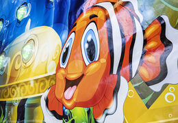 Bestellen sie die aufblasbare IPS splash wall seaworld-themendetail mit einem wasserstrahl an der spitze für jung und alt. Kaufen sie aufblasbare IPS splash walls jetzt online bei JB-Hüpfburgen Deutschland