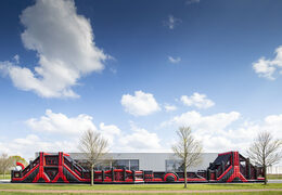 Bestellen sie einen 40 meter langen aufblasbaren rot-schwarzen mega-alligator-hindernisparcours. Kaufen sie aufblasbare parcours jetzt online bei JB-Hüpfburgen Deutschland