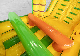 13,5 Meter langer hindernisparcours im dschungel-thema mit passenden 3D-objekten für kinder. Bestellen sie aufblasbare parcours jetzt online bei JB-Hüpfburgen Deutschland