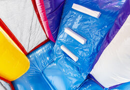 Multiplay-flamingo-hüpfburg mit rutsche, lustigen objekten auf der sprungfläche und auffälligen 3D-objekten für kinder. Bestellen sie aufblasbare hüpfburgen online bei JB-Hüpfburgen Deutschland