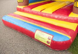 Standard-hüpfburg in auffälligen farben und mit einem großen 3D-objekt eines affen darauf, für kinder zu verkaufen. Kaufen sie hüpfburgen online bei JB-Hüpfburgen Deutschland