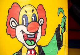 Kaufen sie eine standard-hüpfburg in einem zirkusthema mit schönen animationen sowohl an den außen- und Innenwänden als auch an den säulen für kinder. Bestellen sie hüpfburgen online bei JB-Hüpfburgen Deutschland