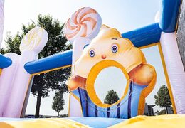 Holen sie sich eine große aufblasbare hüpfburg im candyland-stil mit mehreren rutschen und allerlei lustigen Hindernissen mit thematischen Drucken für kinder. Bestellen sie hüpfburgen online bei JB-Hüpfburgen Deutschland