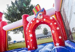 Bounce world zirkus-hüpfburg mit rutschen und allerlei hindernissen mit zirkus-prints für kinder. Bestellen sie hüpfburgen online bei JB-Hüpfburgen Deutschland