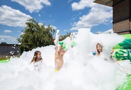 Opblaasbare schuim bubble boarding in jungle thema bestellen voor kinderen