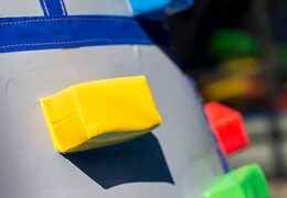 Aufblasbarer überdachter hüpfburg im schloss-stil mit rutsche auf der sprungfläche, kletterturm und lustigen hindernissen für kinder. Kaufen sie hüpfburgen online bei JB-Hüpfburgen Deutschland