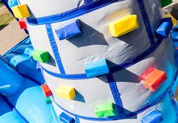 Bestellen sie eine große indoor-burghüpfburg mit rutsche auf der sprungfläche, kletterturm und lustigen hindernissen mit burgmotiven für kinder. Kaufen sie hüpfburgen online bei JB-Hüpfburgen Deutschland