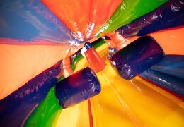 Bestellen sie eine zirkus-krabbeltunnel-hüpfburg mit hindernissen, einem kletterhang und einer rutsche für kinder. Kaufen sie hüpfburgen online bei JB-Hüpfburgen Deutschland