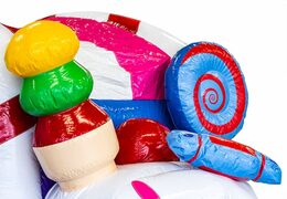 Indoor-multiplay-candyland-hüpfburg in einzigartigem designmit zwei eingängen, einer rutsche in der mitte und 3D-objekten für kinder. Kaufen sie hüpfburgen online bei JB-Hüpfburgen Deutschland